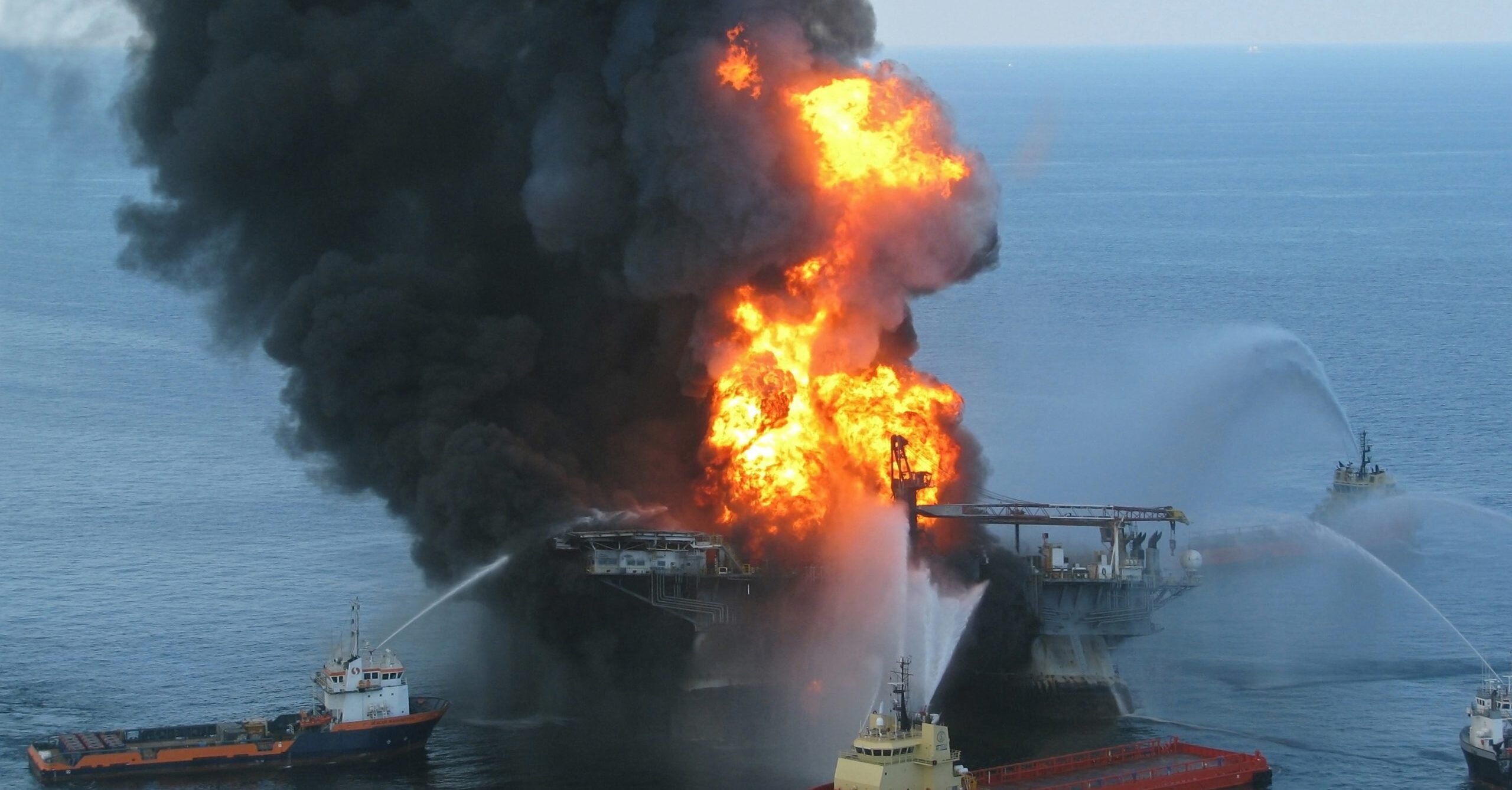 Deepwater Horizon offshore drilling unit on fire